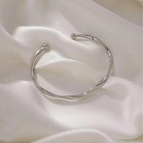 “Anya” Minimalist Twist Open Adjustable Gold Neutral Fashion Simple Bracelet - Picture 4 of 9